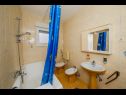 Apartementen Milica - parking and garden: A1(6), SA2 gornji(2), SA3 donji(2), A4(2+1) Kastel Luksic - Riviera Split  - Appartement - A1(6): badkamer met toilet