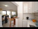 Apartementen Ezgety - 330m from the beach: A1(6) Kastel Stafilic - Riviera Split  - Appartement - A1(6): keuken en eetkamer