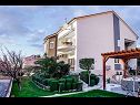 Apartementen en kamers Anka - with open jacuzzi: SA4(2), SA2(2), R1(2), R3(2), R5(2) Podstrana - Riviera Split  - huis