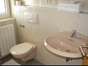 Apartementen en kamers Anka - with open jacuzzi: SA4(2), SA2(2), R1(2), R3(2), R5(2) Podstrana - Riviera Split  - Studio-appartment - SA4(2): badkamer met toilet