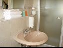 Apartementen en kamers Anka - with open jacuzzi: SA4(2), SA2(2), R1(2), R3(2), R5(2) Podstrana - Riviera Split  - Studio-appartment - SA4(2): badkamer met toilet