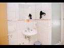 Apartementen en kamers Anka - with open jacuzzi: SA4(2), SA2(2), R1(2), R3(2), R5(2) Podstrana - Riviera Split  - Kamer - R1(2): badkamer met toilet
