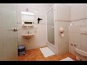 Apartementen en kamers Anka - with open jacuzzi: SA4(2), SA2(2), R1(2), R3(2), R5(2) Podstrana - Riviera Split  - Kamer - R3(2): badkamer met toilet