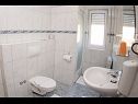 Apartementen en kamers Anka - with open jacuzzi: SA4(2), SA2(2), R1(2), R3(2), R5(2) Podstrana - Riviera Split  - Kamer - R5(2): badkamer met toilet