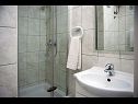 Apartementen Robi - 50m from beach SA2(2+1), SA4(2+1), R1(2), R3(2) Podstrana - Riviera Split  - Kamer - R1(2): badkamer met toilet