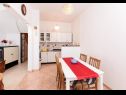 Apartementen Knez 1 - 50 m from beach: A3(4) Podstrana - Riviera Split  - Appartement - A3(4): keuken en eetkamer