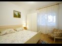 Apartementen Marija - 120 m from the beach : A1(4+1), SA3(2) Podstrana - Riviera Split  - Appartement - A1(4+1): slaapkamer