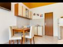 Apartementen Jurica - 300 m from sea: A1 Lea(2+1), A2 Roko(2+1) Split - Riviera Split  - Appartement - A1 Lea(2+1): keuken en eetkamer