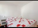 Apartementen Jurica - 300 m from sea: A1 Lea(2+1), A2 Roko(2+1) Split - Riviera Split  - Appartement - A2 Roko(2+1): slaapkamer