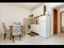 Apartementen Jurica - 300 m from sea: A1 Lea(2+1), A2 Roko(2+1) Split - Riviera Split  - Appartement - A2 Roko(2+1): keuken en eetkamer