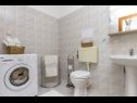 Apartementen Jurica - 300 m from sea: A1 Lea(2+1), A2 Roko(2+1) Split - Riviera Split  - badkamer met toilet