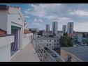 Apartementen Miro - modern: A1-prizemlje (4+2), A2 desni(3+2), A3 lijevi(3+2) Split - Riviera Split  - Appartement - A2 desni(3+2): uitzicht vanaf balkon (huis en omgeving)