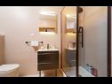 Apartementen Tom - with hot tub: A1(6) Split - Riviera Split  - Appartement - A1(6): badkamer met toilet