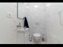 Apartementen Lux 3 - heated pool: A5(4+2), A6(4+2) Marina - Riviera Trogir  - Appartement - A5(4+2): badkamer met toilet