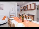 Apartementen Vin - 40 m from sea: A1 (4+1), A2 (2+2), A3 (2+2) Seget Donji - Riviera Trogir  - Appartement - A1 (4+1): keuken en eetkamer