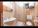 Apartementen Vin - 40 m from sea: A1 (4+1), A2 (2+2), A3 (2+2) Seget Donji - Riviera Trogir  - Appartement - A2 (2+2): badkamer met toilet