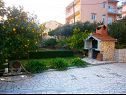 Apartementen Vin - 40 m from sea: A1 (4+1), A2 (2+2), A3 (2+2) Seget Donji - Riviera Trogir  - moestuin (huis en omgeving)