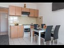 Apartementen Vin - 40 m from sea: A1 (4+1), A2 (2+2), A3 (2+2) Seget Donji - Riviera Trogir  - Appartement - A2 (2+2): keuken en eetkamer