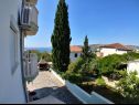 Apartementen Katy - 150m from the clear sea: A1(2+2) Seget Vranjica - Riviera Trogir  - Appartement - A1(2+2): tuin (huis en omgeving)