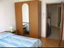 Apartementen Rose - 30 m from the beach: A1(2+1), A2(2+1), A3(2+1), A4(2+1), A5(2+1) Seget Vranjica - Riviera Trogir  - Appartement - A1(2+1): slaapkamer