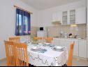 Apartementen Žar - free parking A1(4+1), A2(2+2), A3(2+2), A4(4+1) Seget Vranjica - Riviera Trogir  - Appartement - A1(4+1): keuken en eetkamer