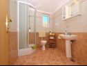 Apartementen Žar - free parking A1(4+1), A2(2+2), A3(2+2), A4(4+1) Seget Vranjica - Riviera Trogir  - Appartement - A3(2+2): badkamer met toilet