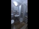 Apartementen Žeki - 20 m from the sea: A1(3), SA2 (2) Seget Vranjica - Riviera Trogir  - Appartement - A1(3): badkamer met toilet