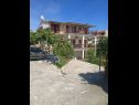 Apartementen Ante - 50 M from the sea : A1(5), A2(8) Seget Vranjica - Riviera Trogir  - tuin