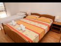 Apartementen Ante - 50 M from the sea : A1(5), A2(8) Seget Vranjica - Riviera Trogir  - Appartement - A1(5): slaapkamer
