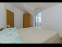 Apartementen Mil - 80m from the sea A1(4+1), A2(2) Sevid - Riviera Trogir  - Appartement - A1(4+1): slaapkamer