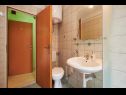 Apartementen en kamers Jare - in old town R1 zelena(2), A2 gornji (2+2) Trogir - Riviera Trogir  - Kamer - R1 zelena(2): badkamer met toilet