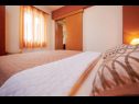 Apartementen en kamers Jare - in old town R1 zelena(2), A2 gornji (2+2) Trogir - Riviera Trogir  - Appartement - A2 gornji (2+2): slaapkamer