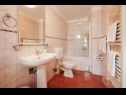 Apartementen en kamers Jare - in old town R1 zelena(2), A2 gornji (2+2) Trogir - Riviera Trogir  - Appartement - A2 gornji (2+2): badkamer met toilet
