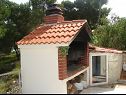 Apartementen Mara - barbecue: A1(4+1), SA3(2), SA4(2+1) Trogir - Riviera Trogir  - barbecue (huis en omgeving)