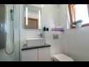 Apartementen Marijan - beautiful view: A1(6) Trogir - Riviera Trogir  - Appartement - A1(6): badkamer met toilet