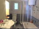 Apartementen Ivy - spacious with free parking: A1(4) Trogir - Riviera Trogir  - Appartement - A1(4): badkamer met toilet