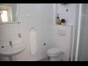Apartementen JaVi - free private parking: SA1(2), SA2(2), SA3(2), SA4(2), A5(2+2), A6(2+2) Trogir - Riviera Trogir  - Appartement - A5(2+2): badkamer met toilet