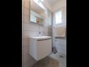 Apartementen Petar - great location close to the sea: A1 Donji (4+2), A2 Gornji (4+2) Trogir - Riviera Trogir  - Appartement - A1 Donji (4+2): badkamer met toilet