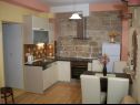 Apartementen en kamers Jare - in old town R1 zelena(2), A2 gornji (2+2) Trogir - Riviera Trogir  - keuken en eetkamer