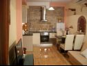 Apartementen en kamers Jare - in old town R1 zelena(2), A2 gornji (2+2) Trogir - Riviera Trogir  - keuken en eetkamer