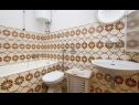 Apartementen Bepoto- family apartment with terrace A1(4+1) Trogir - Riviera Trogir  - Appartement - A1(4+1): badkamer met toilet