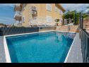 Apartementen Vera - with nice view: A2-prvi kat (6), A1-prizemlje(4), A3-potkrovlje(6) Trogir - Riviera Trogir  - zwembad