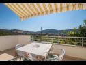 Apartementen Mari - barbecue: A1Lile (4), A2Lile (2+2) Vinisce - Riviera Trogir  - Appartement - A2Lile (2+2): balkon