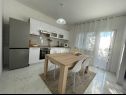 Apartementen Paž - 28m from the beach: A1(4+2), A2(2+1), A3(4+1) Vinisce - Riviera Trogir  - Appartement - A1(4+2): keuken en eetkamer