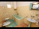 Apartementen Mar - 10m from the sea: A1(5+1), A2(6) Vinisce - Riviera Trogir  - Appartement - A1(5+1): badkamer met toilet