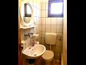 Apartementen Ivo - barbecue: A1(2+1) Vinisce - Riviera Trogir  - Appartement - A1(2+1): badkamer met toilet