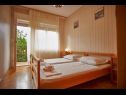 Apartementen Ivan - close to the sea: A1(8+1), A2(2) Vinisce - Riviera Trogir  - Appartement - A1(8+1): slaapkamer