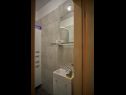 Apartementen Ivan - close to the sea: A1(8+1), A2(2) Vinisce - Riviera Trogir  - Appartement - A2(2): badkamer met toilet