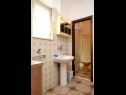 Apartementen Mar - 10m from the sea: A1(5+1), A2(6) Vinisce - Riviera Trogir  - Appartement - A2(6): badkamer met toilet