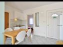 Apartementen Josi - 150 m from sea: A1(4+1), A2(4+1), A4(4+1) Vinisce - Riviera Trogir  - Appartement - A1(4+1): keuken en eetkamer